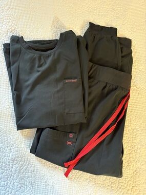 Women’s hypothesis red scrub set black